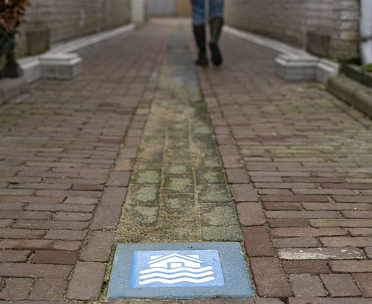 In Goes liggen blauwe tegels op plekken waar iets gedaan is tegen wateroverlast. Klimaatadaptatiestrategie Zeeland © Provincie Zeeland