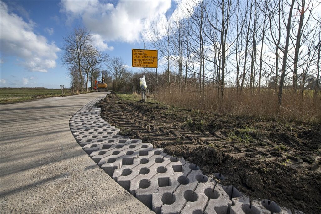 Doorgroeiblokken zorgen ervoor dat (regen)water toch weg kan. Klimaatadaptatiestrategie Zeeland © Provincie Zeeland