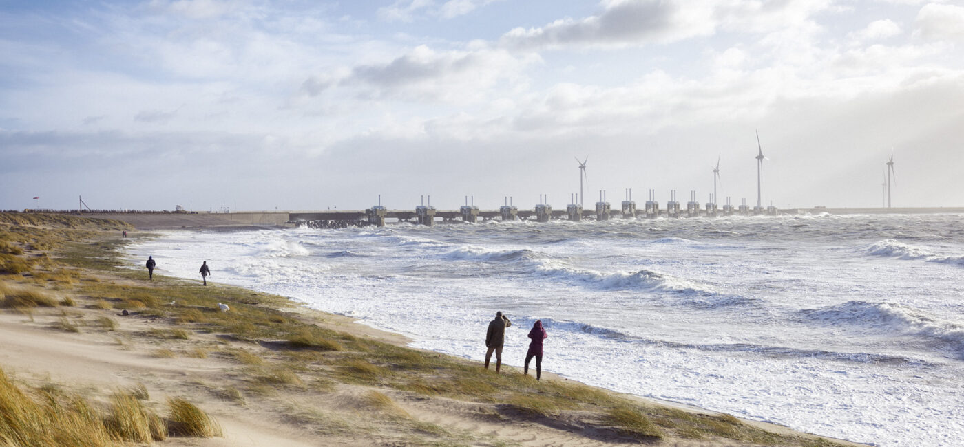 Zuidwestelijke Delta - Storm Oosterscheldekering, mensen lopen op het strand