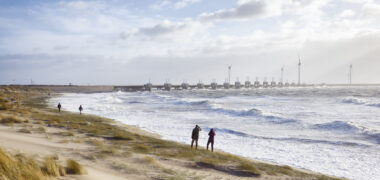 Zuidwestelijke Delta - Storm Oosterscheldekering, mensen lopen op het strand