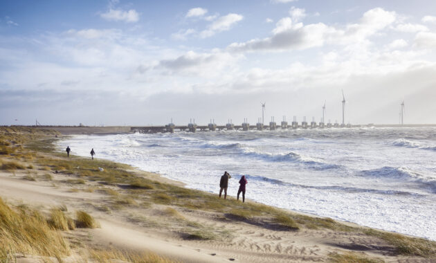 Zuidwestelijke Delta - Storm Oosterscheldekering, mensen lopen op het strand