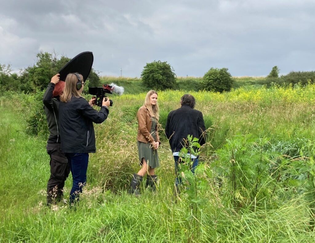 Paula Schot tijdens filmopnames van een video over Living Lab Schouwen-Duiveland