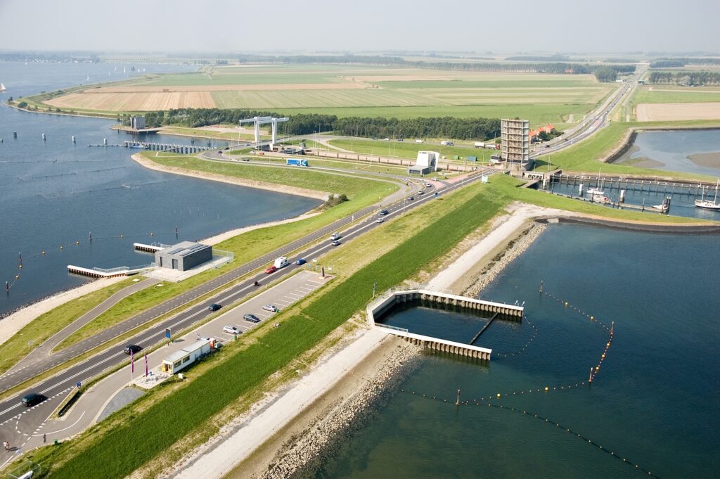 Luchtfoto van het doorlaatmiddel Katse Heule in de Zandkreekdam met links het Veerse Meer en rechts de Oosterschelde © Joop van Houdt