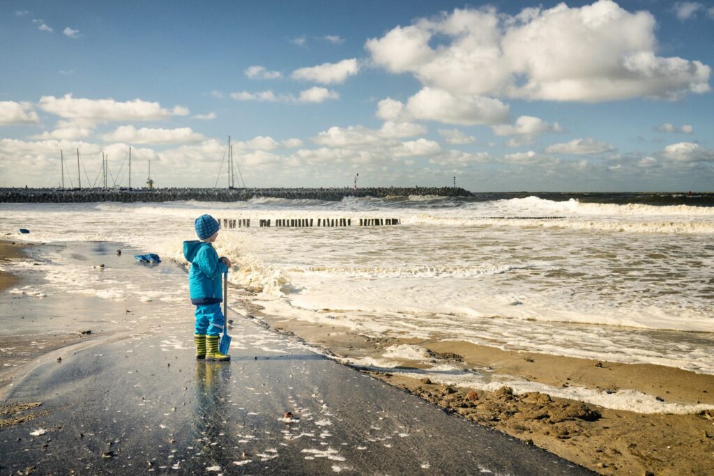 Jongen op het strand © Kentin Photography