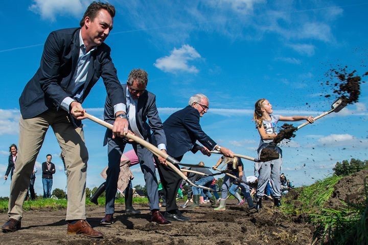 Paul de Beer plant bomen met collega's