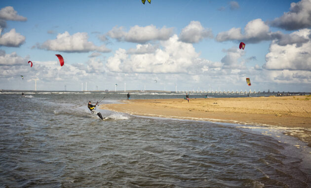 Kitesurfers © Marcel Kentin