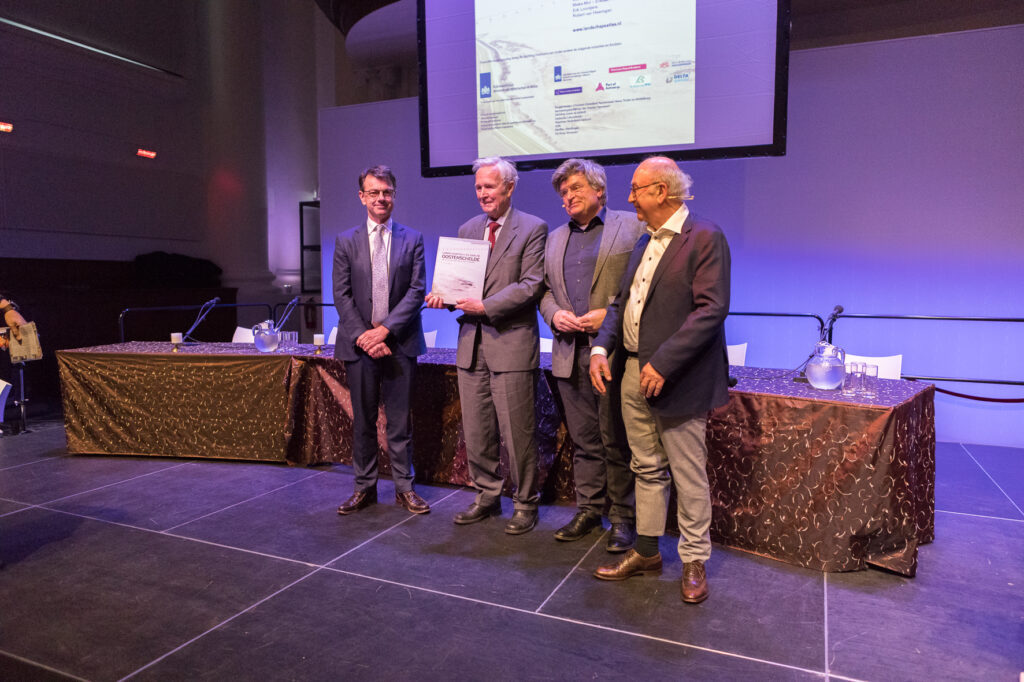 Jan Terlouw ontvangt het eerste exemplaar van de Landschapsatlas van de Oosterschelde