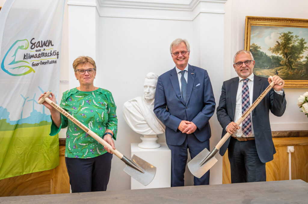 Ondertekening van de klimaatadaptatiestrategie en –uitvoeringsagenda (v.l.n.r. Tea Both, wethouder gemeente Goeree-Overflakkee, Peter Glas, Deltacommissaris, Harry Wagemakers, waterschap Hollandse Delta) © Gemeente Goeree-Overflakkee