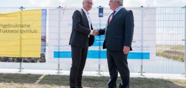 Gedeputeerde Ben de Reu en HID Theo van de Gazelle bekrachtigen de samenwerking voor duurzaamheid bij de officiële oplevering van de Flakkeese Spuisluis.