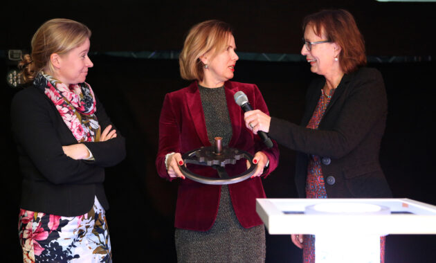 Op 15 november droegen dijkgraaf Ingrid de Bondt van waterschap Hollandse Delta en directeur Annette Ottolini van Evides Waterbedrijf de Compenserende Maatregelen Kierbesluit symbolisch over aan minister Cora van Nieuwenhuizen.