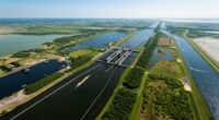 Schelde-Rijnkanaal Kreekraksluizen met windmolens