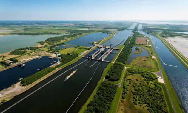 Schelde-Rijnkanaal Kreekraksluizen met windmolens
