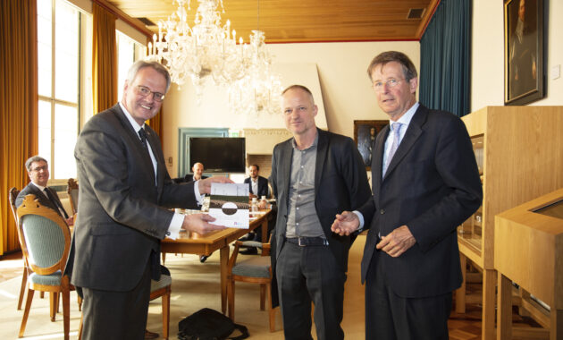 Commissaris van de Koning van provincie Zeeland, Han Polman (l), neemt de verkenning in ontvangst met Co Verdaas (m) raadslid, en Jan Jaap de Graeff (r) voorzitter Rli . Foto Mark Neelemans