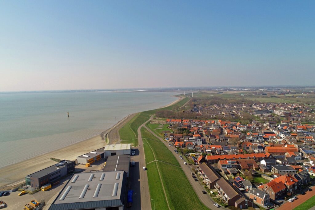 Dronefoto dijk bij Hansweert © Waterschap Scheldestromen