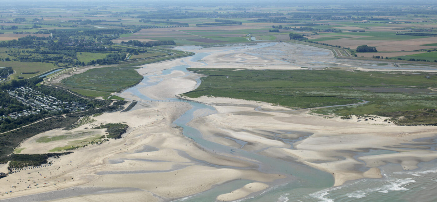 Natuurgebied het Zwin met de Zwingeul op de grens van Nederland en Belgie