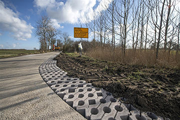 Doorgroeiblokken zorgen ervoor dat (regen)water toch weg kan. Klimaatadaptatiestrategie Zeeland © provincie Zeeland