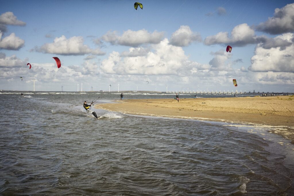 Strand en kitesurfers Zeeland © Kentin Photography
