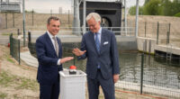 Minister Mark Harbers en deltacommissaris Peter Glas openen waterinlaat Roode Vaart in Moerdijk