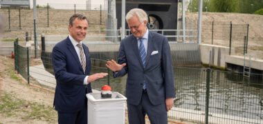 Minister Mark Harbers en deltacommissaris Peter Glas openen waterinlaat Roode Vaart in Moerdijk