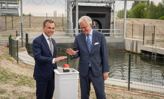 Minister Mark Harbers en deltacommissaris Peter Glas openen waterinlaat Roode Vaart in Moerdijk