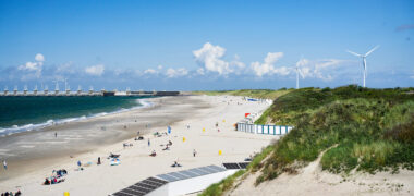 Zuidwestelijke Delta - Strand, zee en duinen met Oosterscheldekering op de achtergrond.