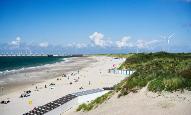 Zuidwestelijke Delta - Strand, zee en duinen met Oosterscheldekering op de achtergrond.