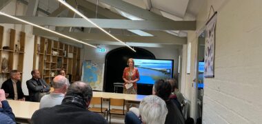 Burgemeester Mulder opende symbolisch de nieuwe stuw.