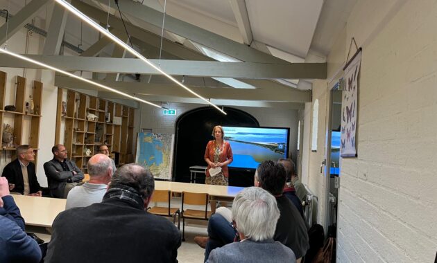 Burgemeester Mulder opende symbolisch de nieuwe stuw.